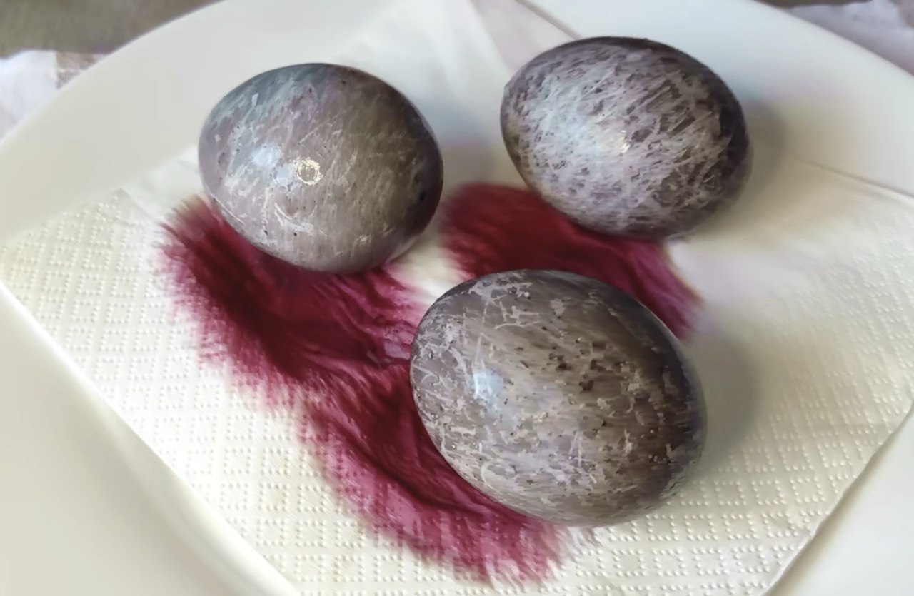 Готуємось до Великодня: як пофарбувати яйця натуральними барвниками (відео)