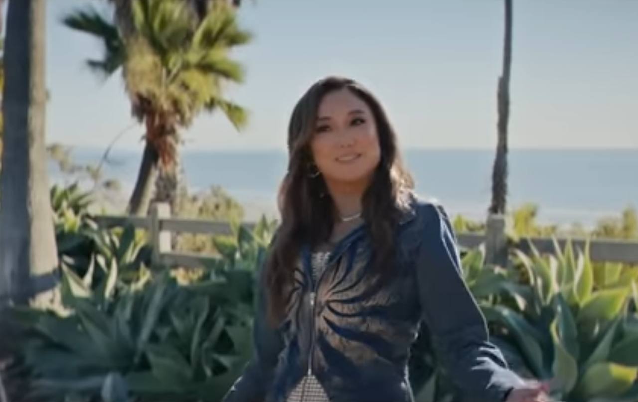 Звезда "Эмили в Париже" появилась в рекламе BMW в жакете от украинского бренда (видео)