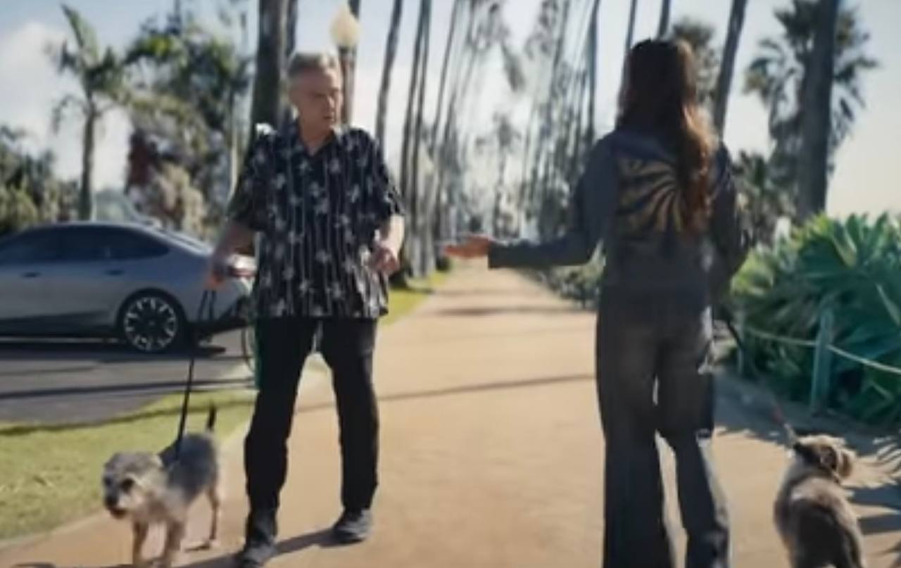 Звезда "Эмили в Париже" появилась в рекламе BMW в жакете от украинского бренда (видео)