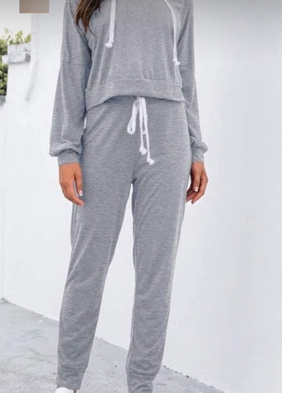 Стиліст назвала 5 речей, які потрібно викинути з гардероба