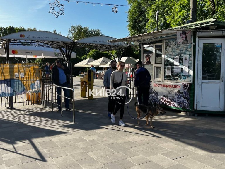 Жители Киева &quot;штурмуют&quot; ботсад, создавая огромные очереди у входа: что произошло