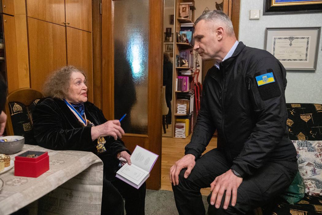 Як живе Ліна Костенко: рідкісні фото з квартири найвідомішої поетеси України