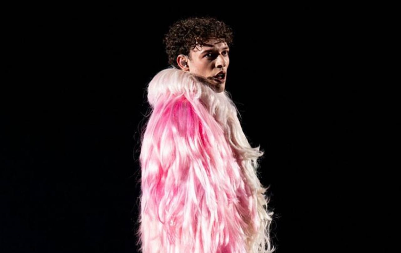 Эпатажный Nemo, которому &quot;дышит в спину&quot; Украина, &quot;разорвал&quot; сцену Евровидения