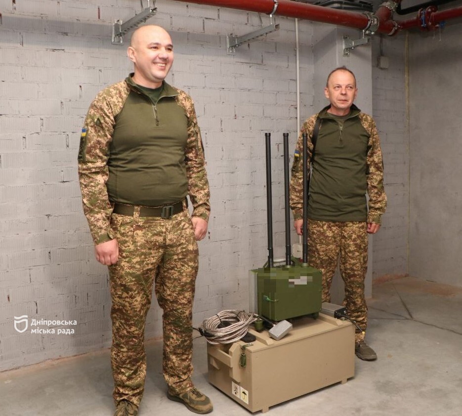 Дніпро передало на фронт два універсальні РЕБи