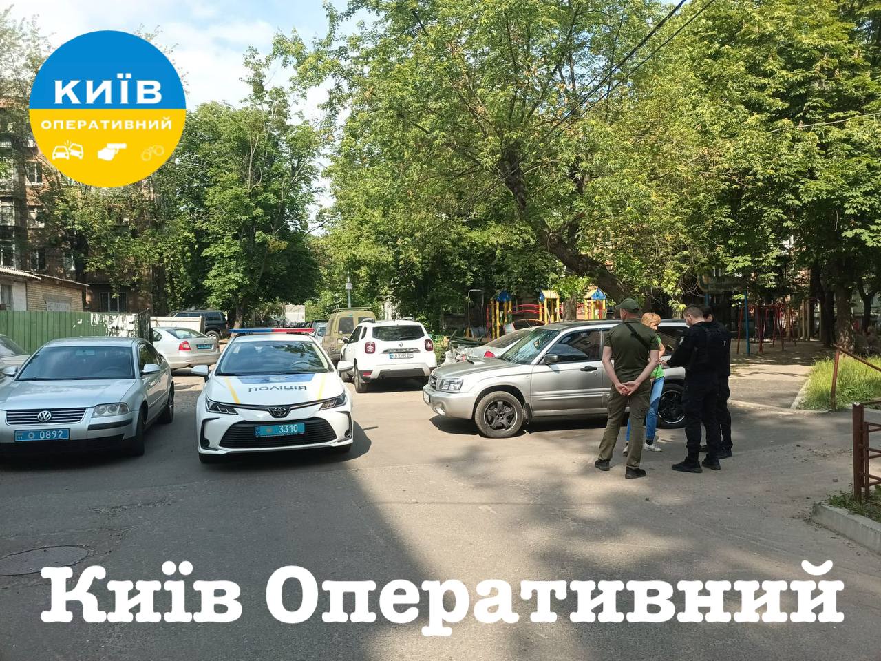 В Києві озброєні чоловіки в масках нападають на перехожих на вулиці: що відомо