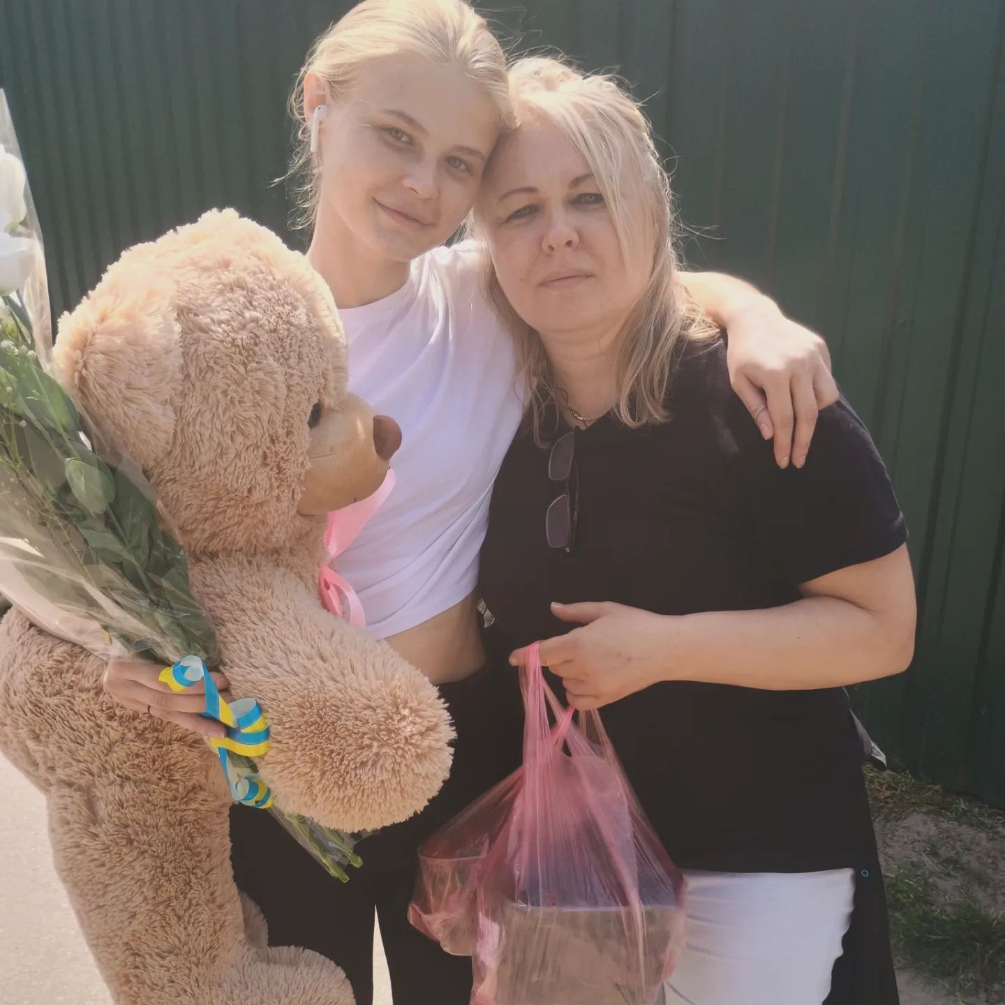 Освобожденная из плена следователь Марьяна Чечелюк впервые за два года увидела маму: щемящее видео до слез