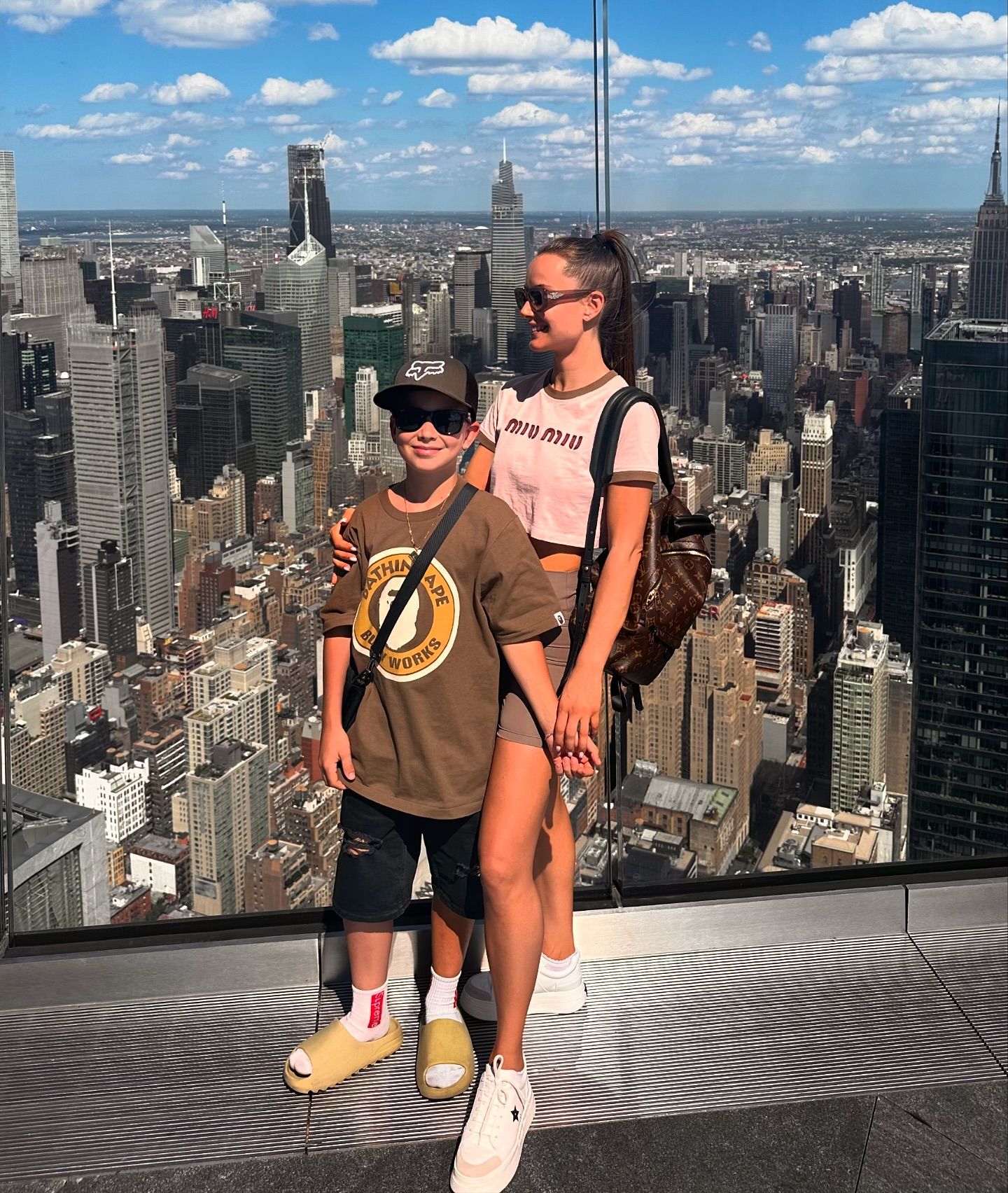 Мішина блиснула брендовим &quot;луком&quot; у Нью-Йорку: скільки коштує вбрання актриси (фото)