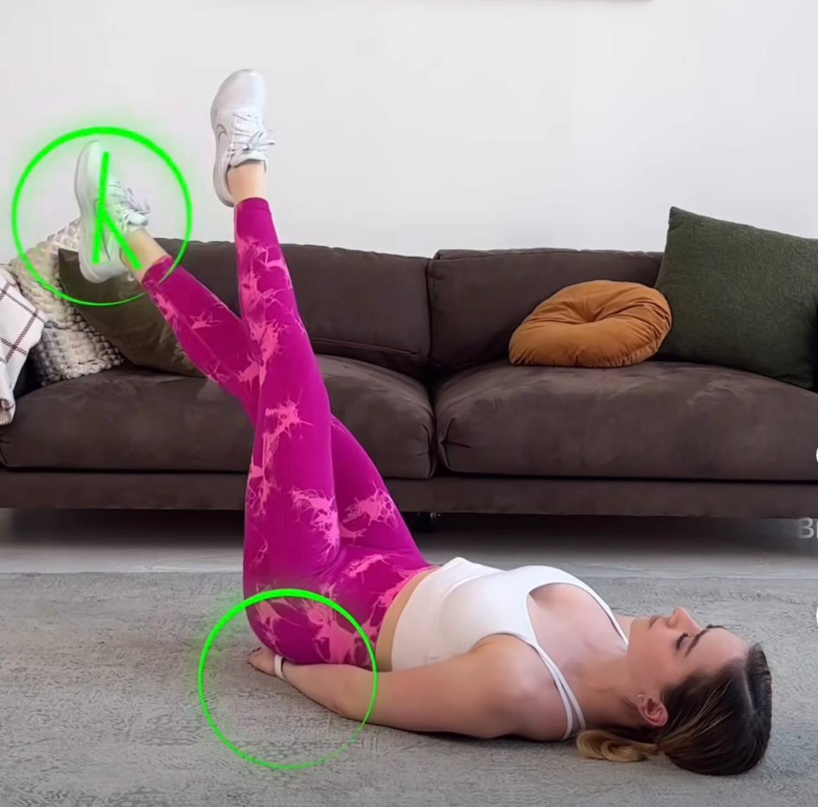 Тренер показала вправи, які допоможуть позбутися в'ялості шкіри на ногах та стегнах