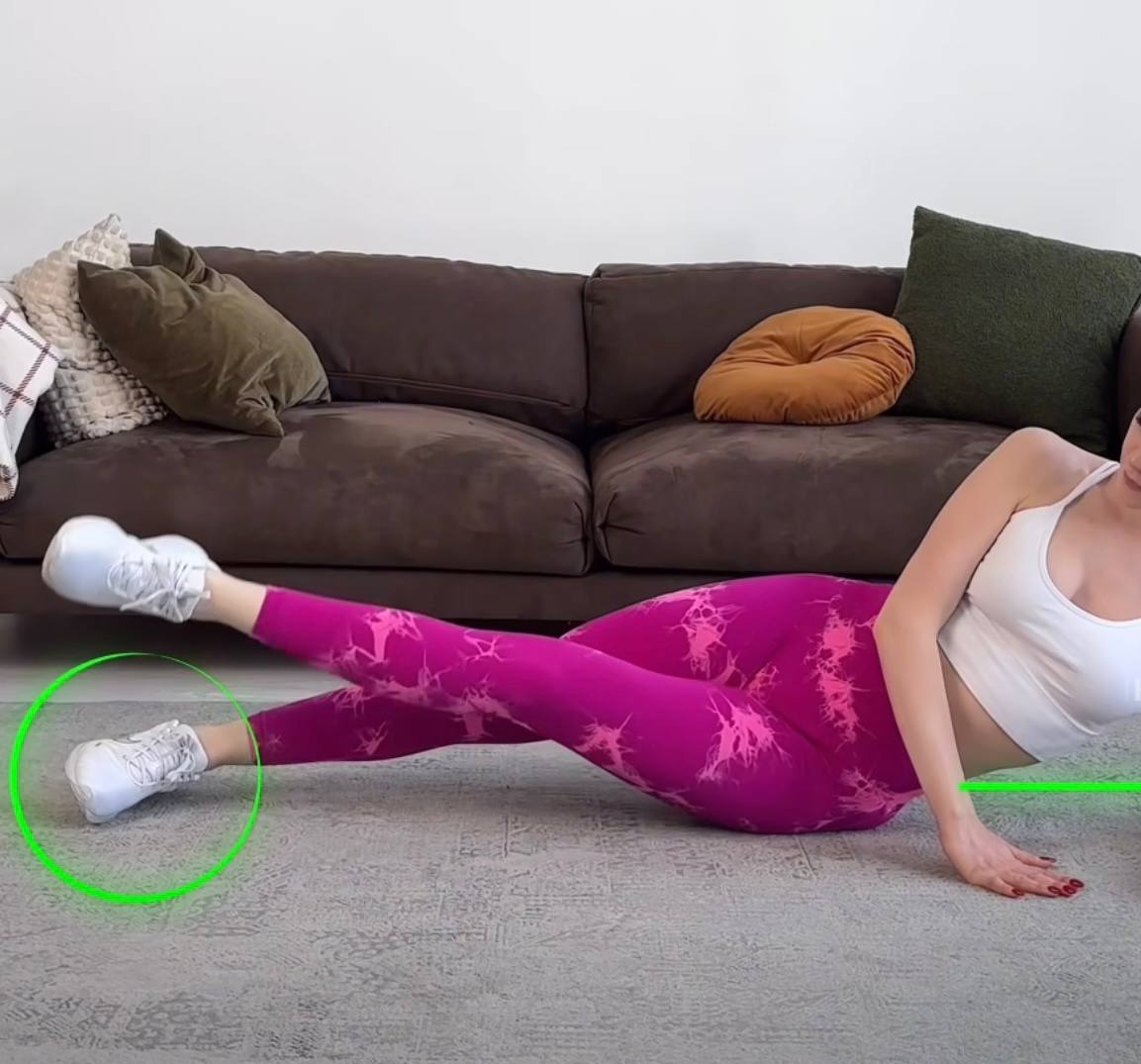 Тренер показала вправи, які допоможуть позбутися в'ялості шкіри на ногах та стегнах