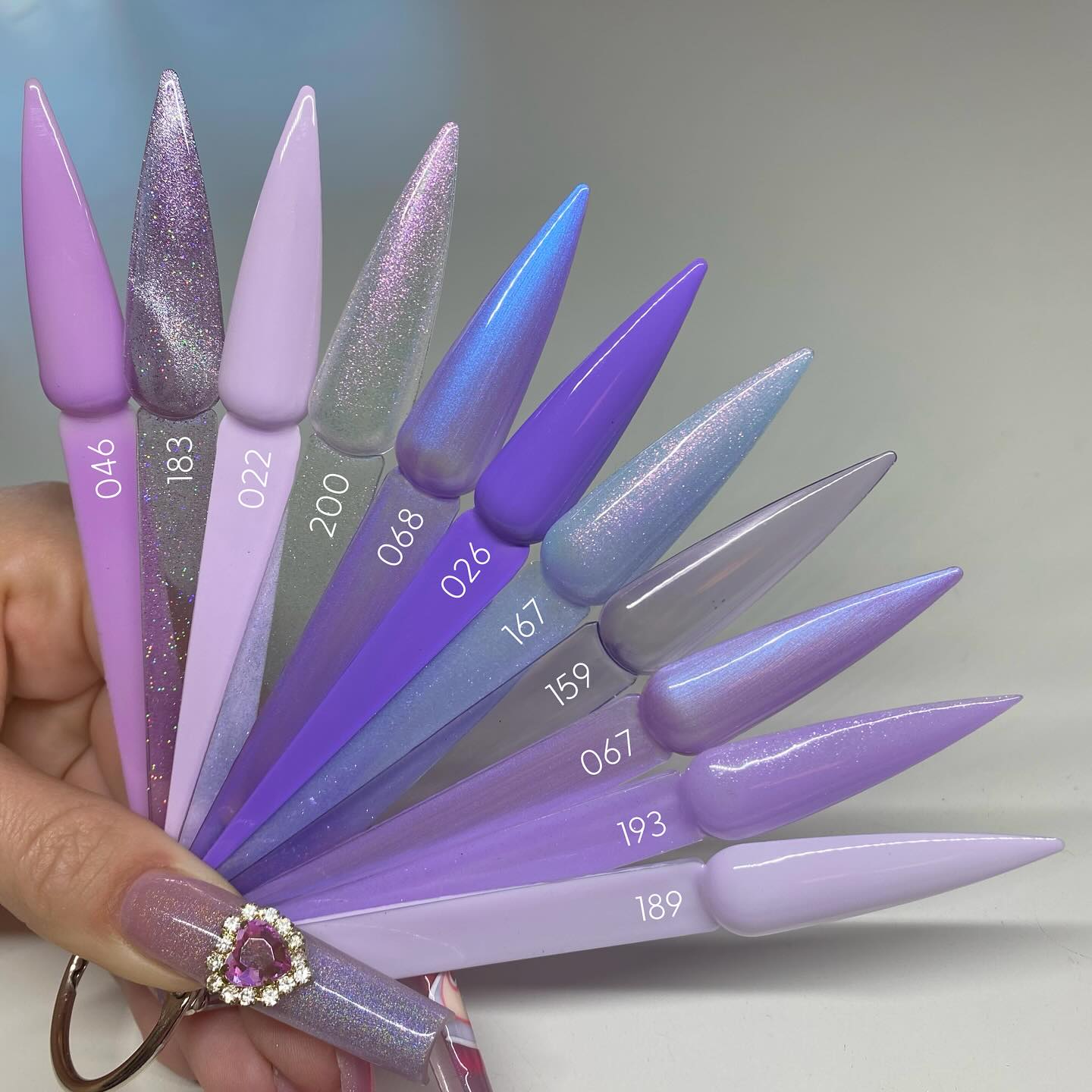 Персиковый, лавандовый и другие: трендовые идеи летнего маникюра, которые подчеркнут красоту ваших ручек