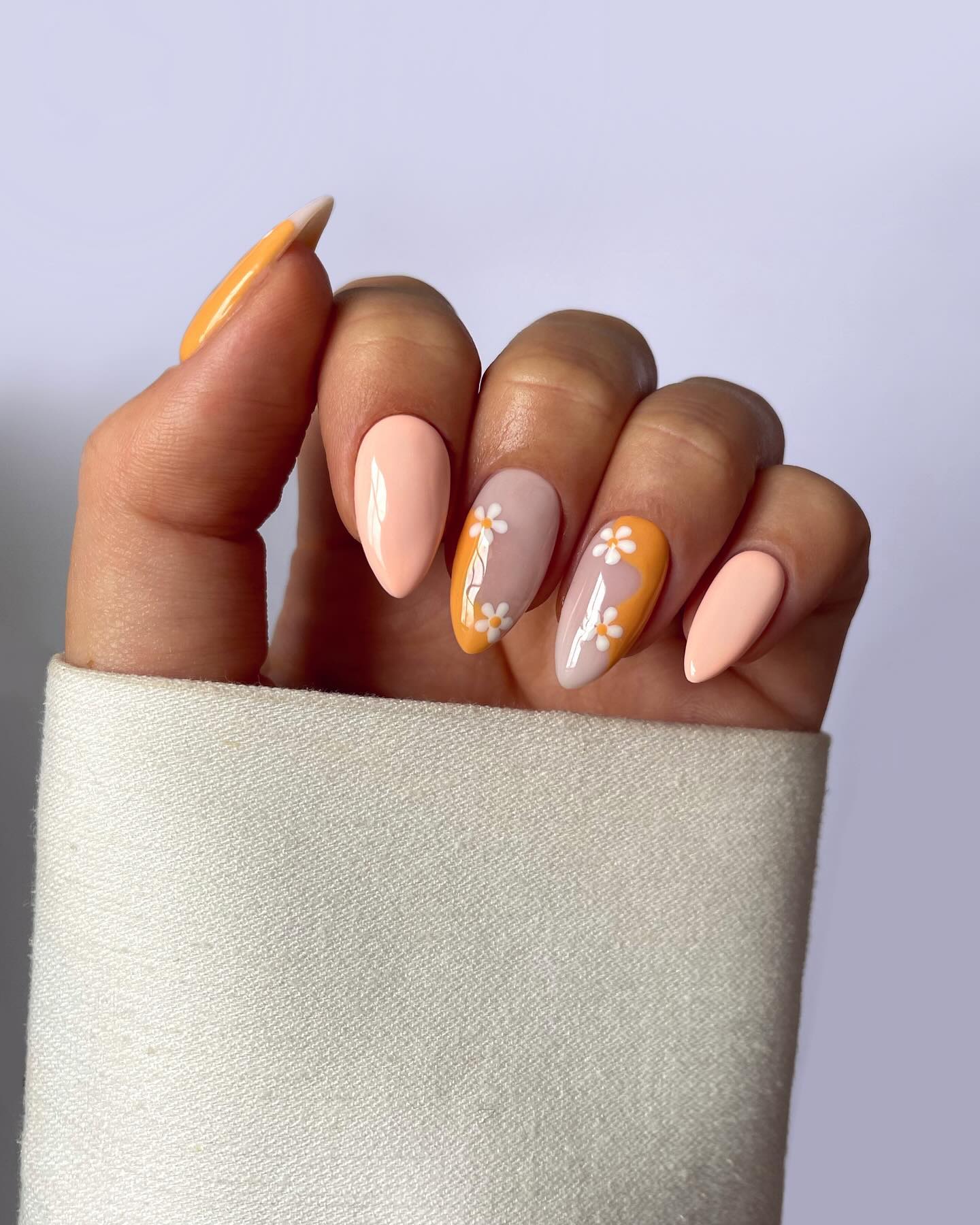 Персиковый, лавандовый и другие: трендовые идеи летнего маникюра, которые подчеркнут красоту ваших ручек