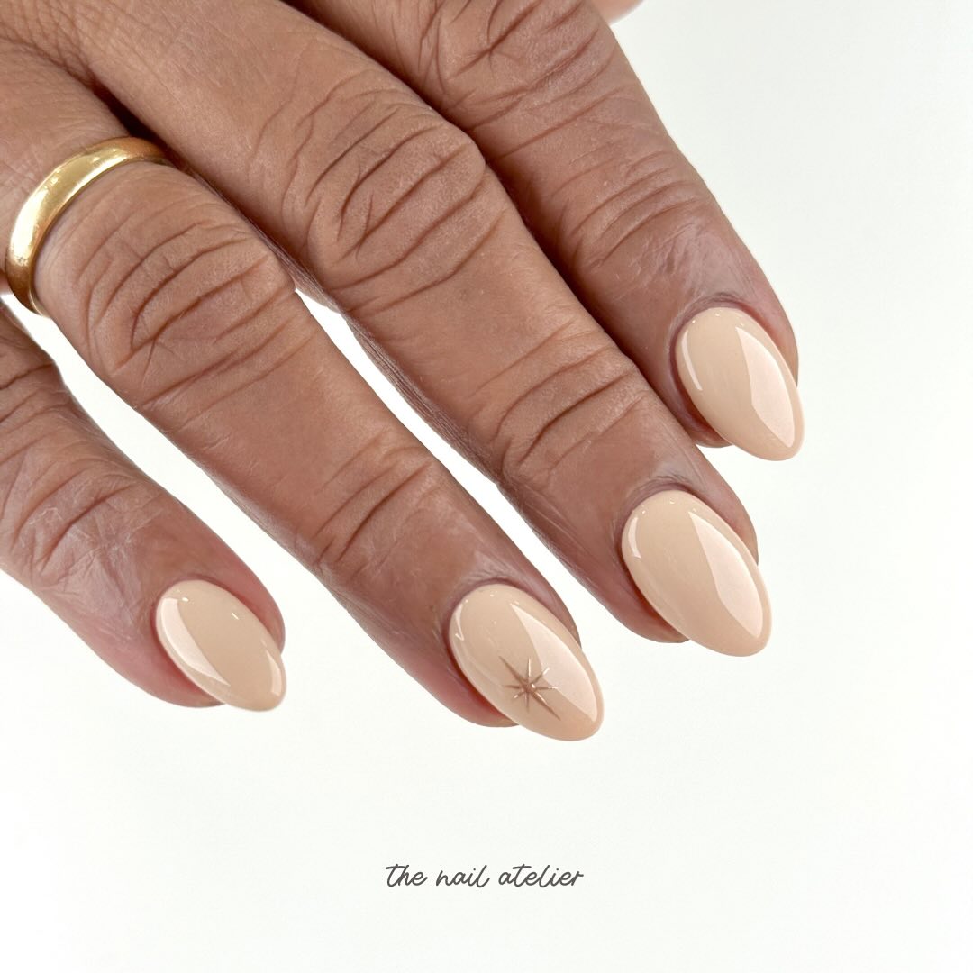 Персиковый, лавандовый и другие: трендовые идеи летнего маникюра, которые подчеркнут красоту ваших ручек