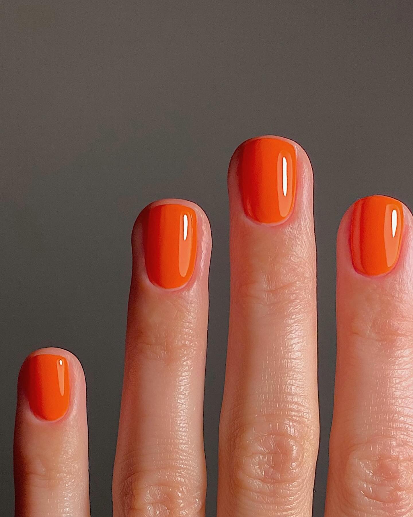 Персиковый, лавандовый и другие: трендовые идеи летнего маникюра, которые подчеркнут красоту ваших ручек