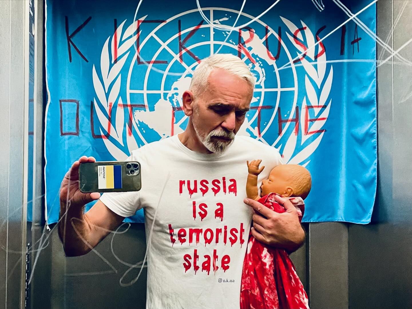 Німецький дизайнер підтримав українців і закликає людей виходити на вулиці