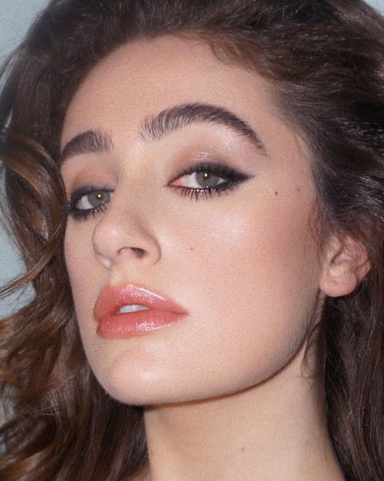 Кольорова туш, блакитні тіні та матові губи. Модний макіяж літа-2024, який варто спробувати