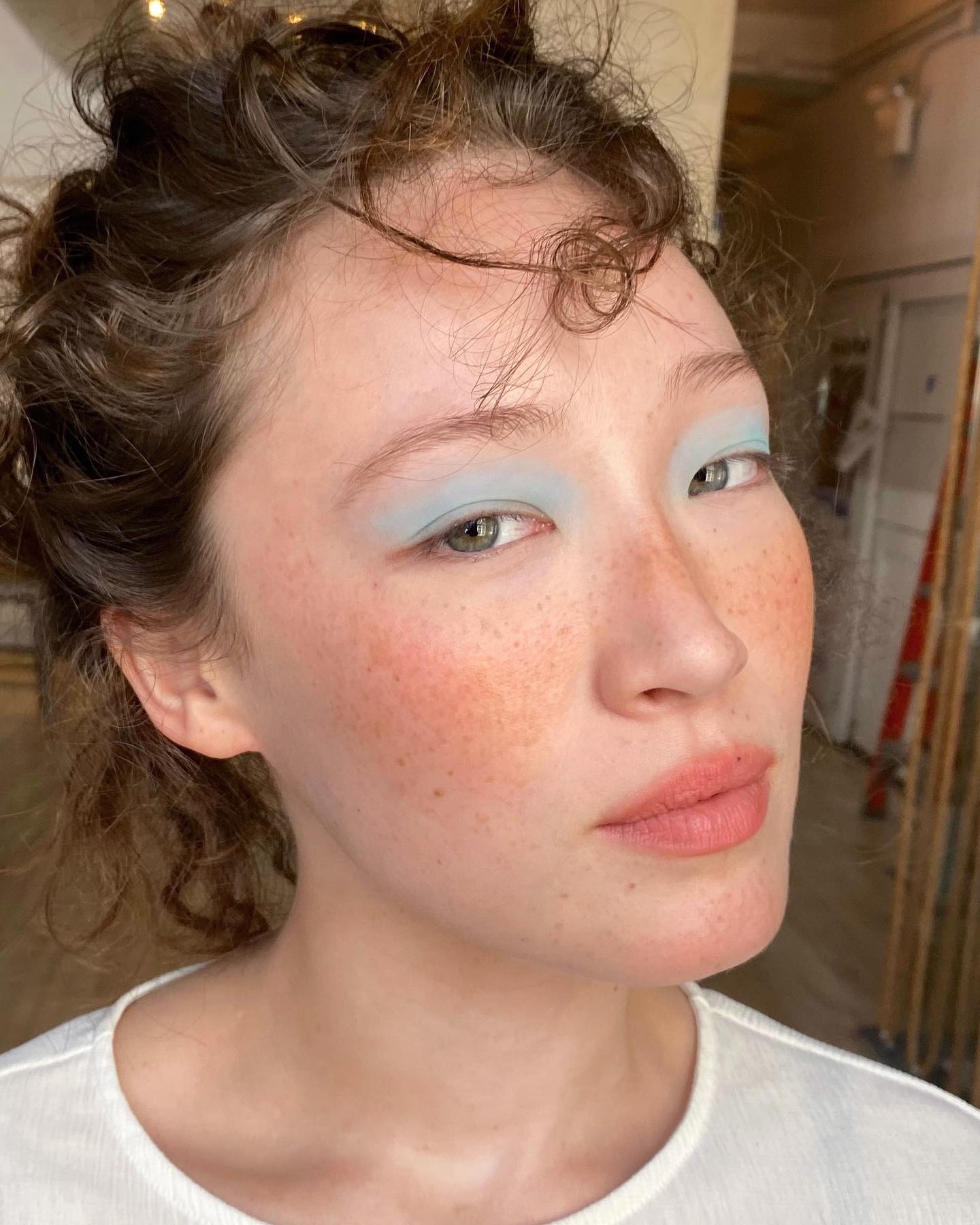 Кольорова туш, блакитні тіні та матові губи. Модний макіяж літа-2024, який варто спробувати