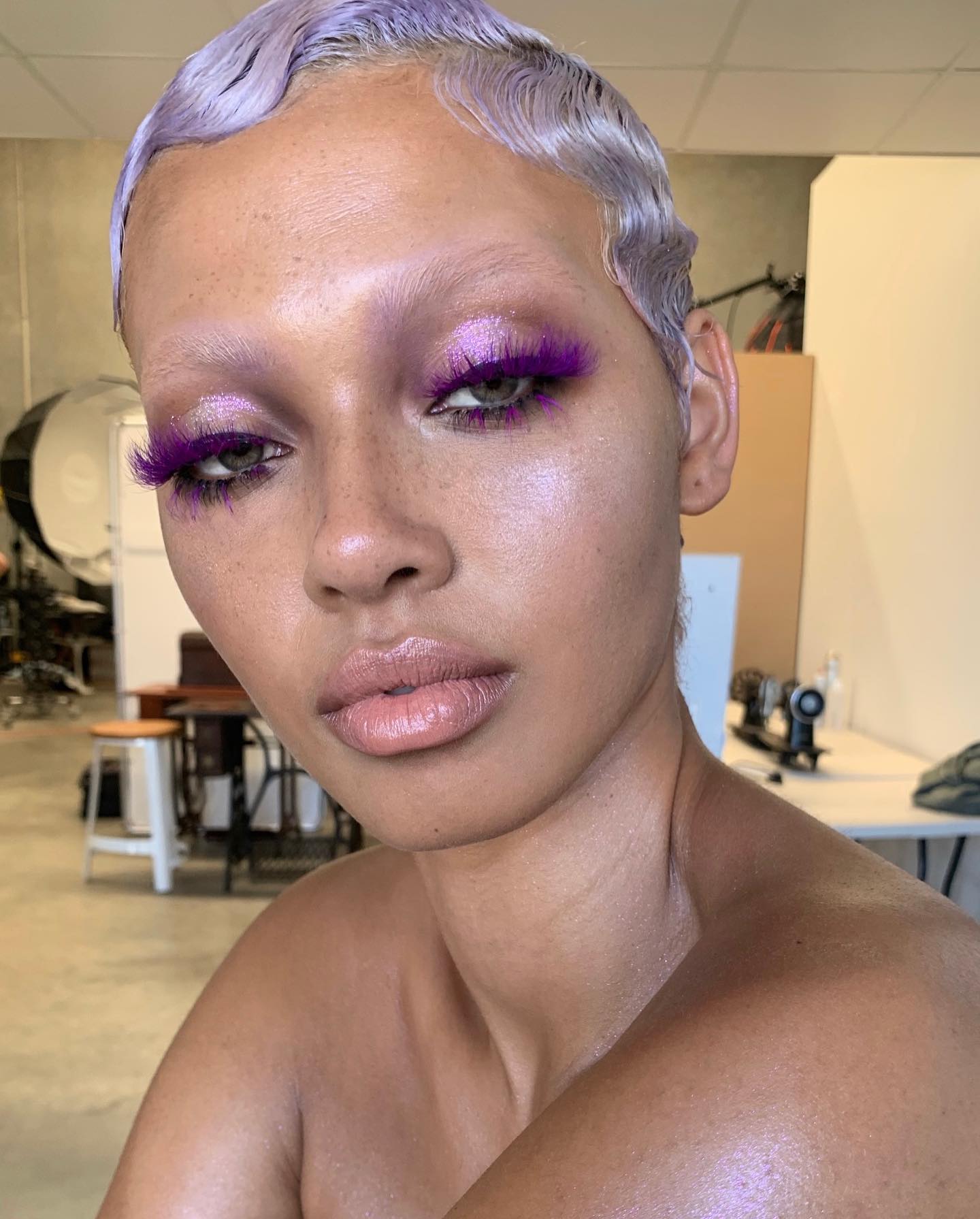 Кольорова туш, блакитні тіні та матові губи. Модний макіяж літа-2024, який варто спробувати