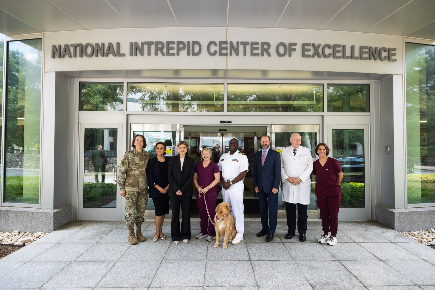 Нарядная вышиванка и эффектный костюм: Зеленская поразила стильными образами в США