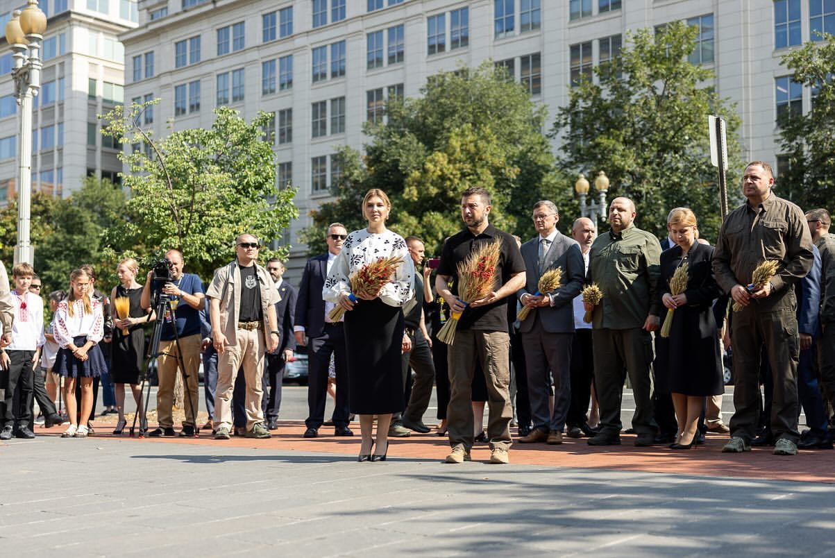 Нарядная вышиванка и эффектный костюм: Зеленская поразила стильными образами в США