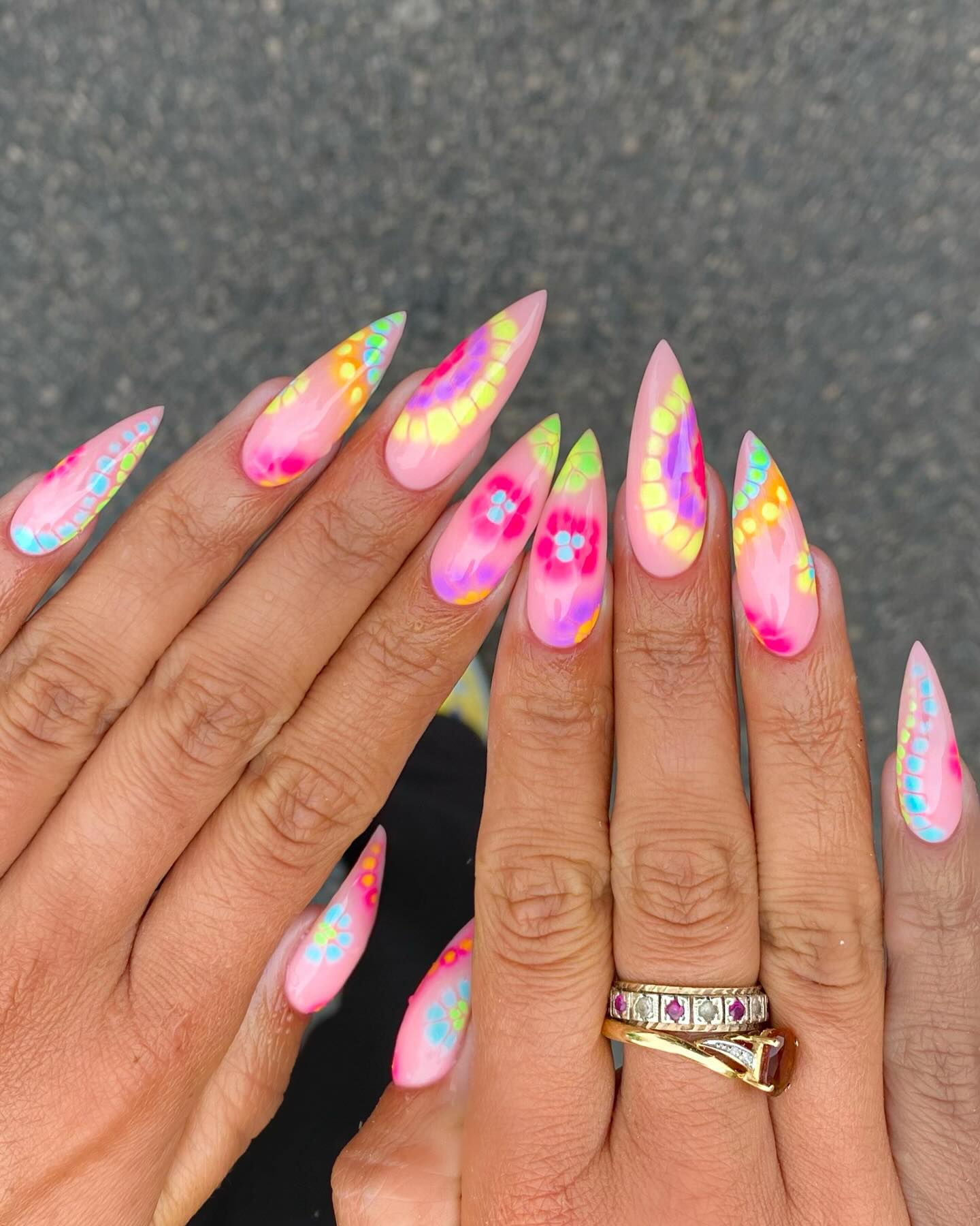 Манікюр як у Кайлі Дженнер. Трендові квіткові ідеї, які зможе повторити кожна