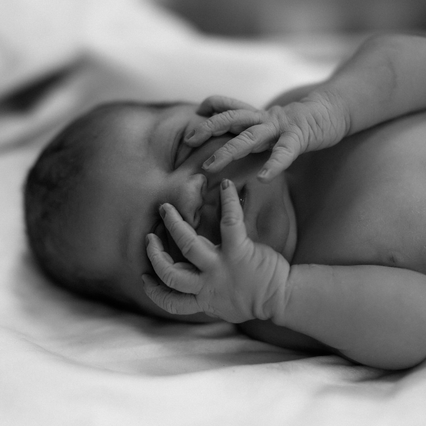 Кот и Татаринцева впервые показали новорожденную дочь: трогательные черно-белые кадры