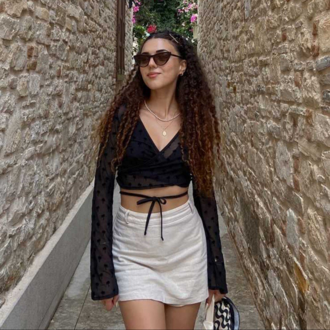 Якщо ви не любите шорти, замініть їх цією трендовою спідницею: кілька актуальних образів