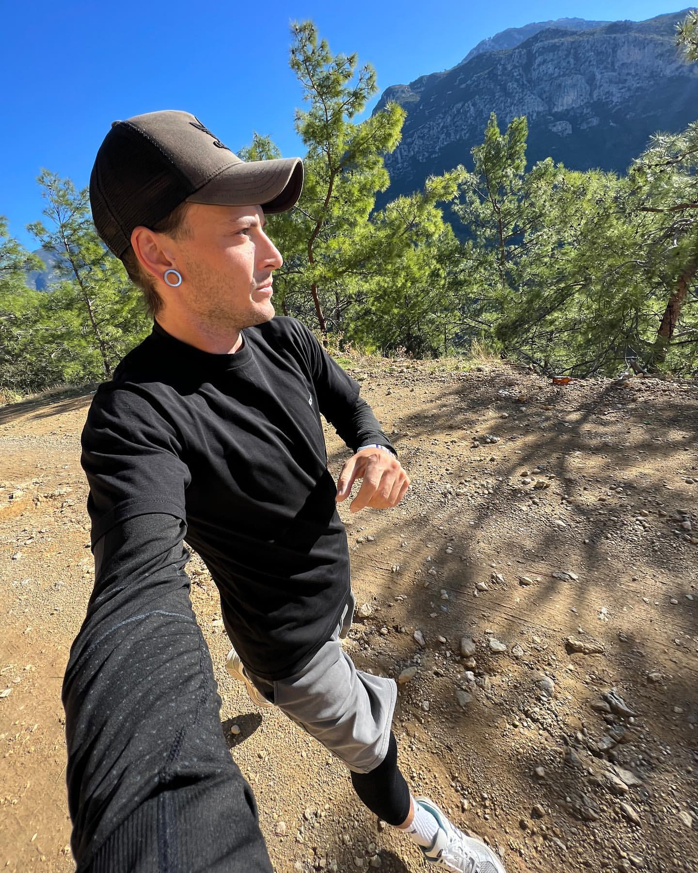 Как сейчас выглядит Саша Шапик, который для забавы прыгал с поездов и был кумиром подростков