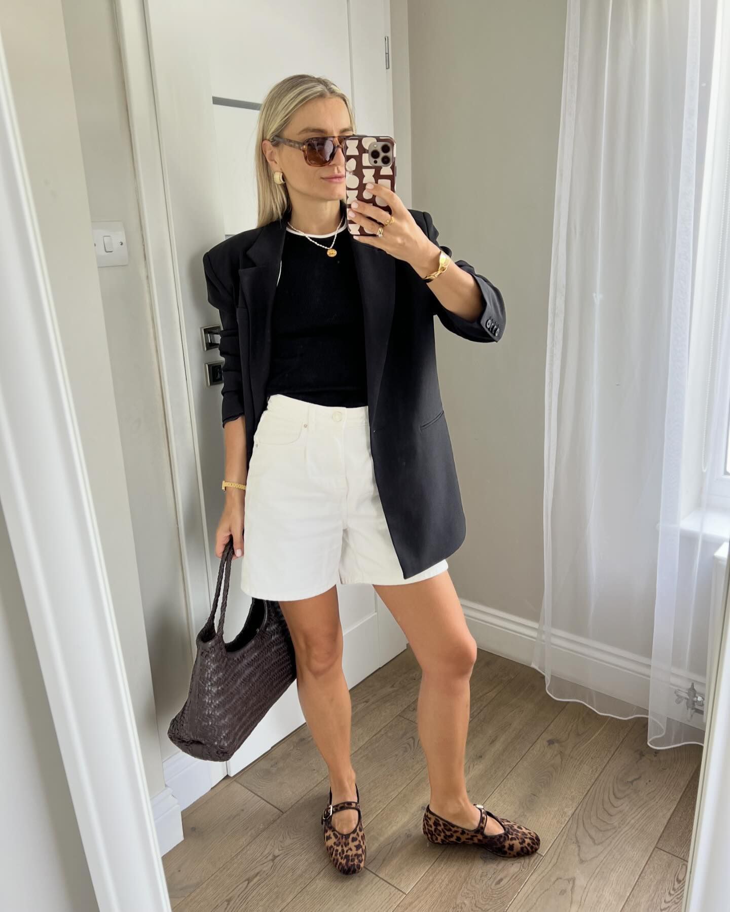 Шорти-бермуди залишаються на піку популярності цього літа: з чим носити трендову річ