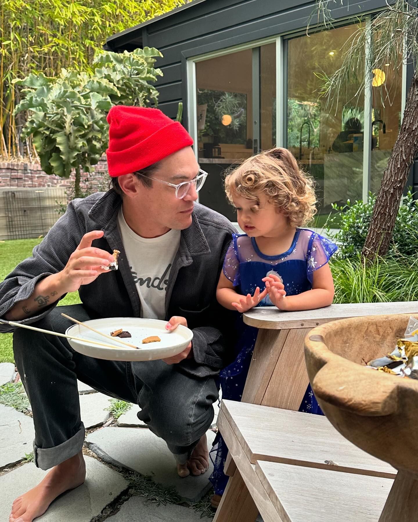 Звезда фильмов &quot;Школьный мюзикл&quot; показалась с новорожденной дочкой: трогательные фото