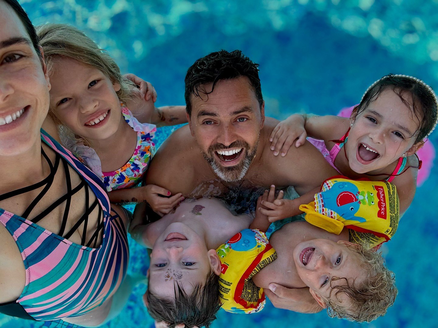 Семья Мирошниченко восхитила сеть совместным отдыхом с четырьмя детьми (фото)