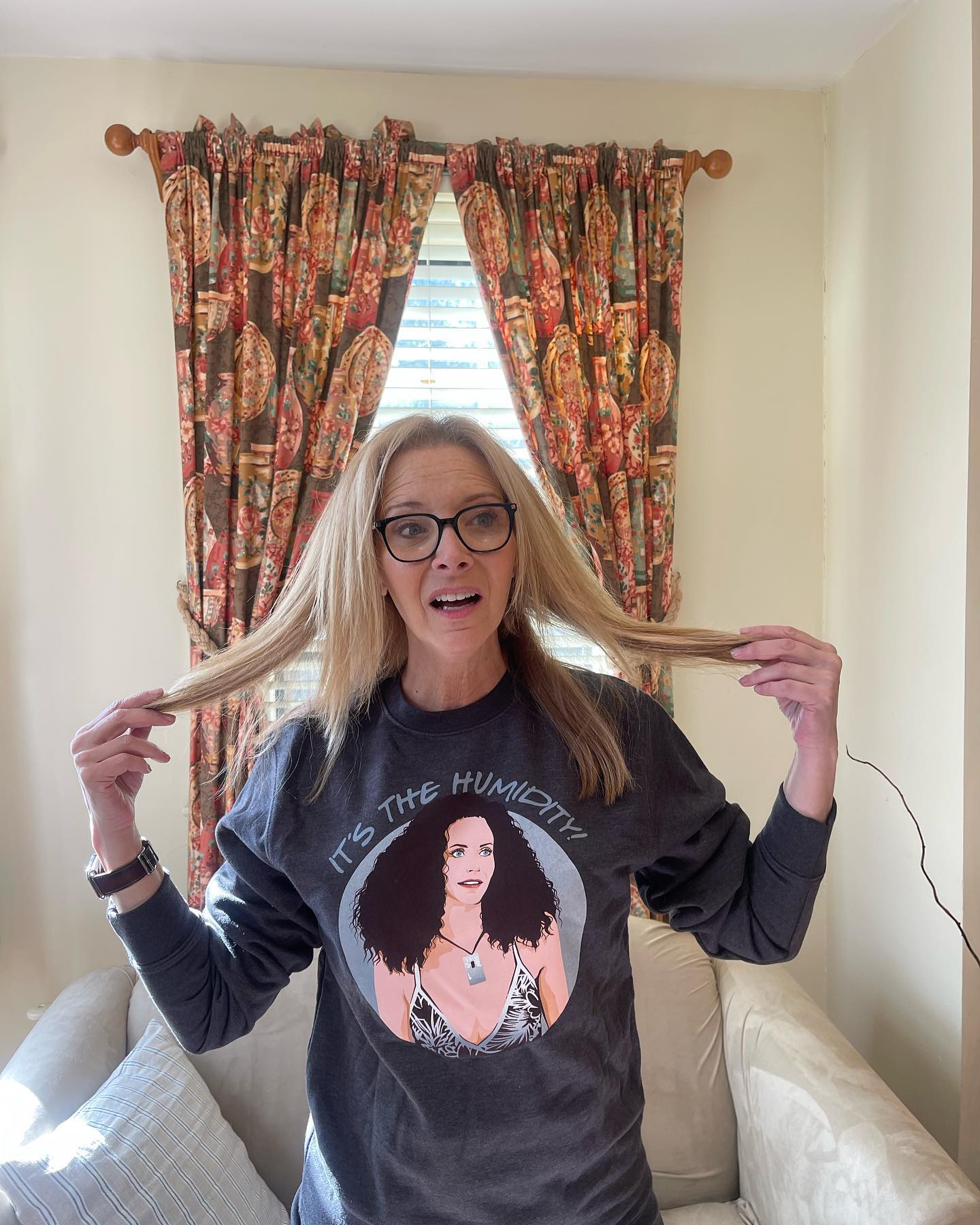 Как сейчас выглядит Лиза Кудроу, сыгравшая Фиби в культовом сериале "Друзья" (фото)