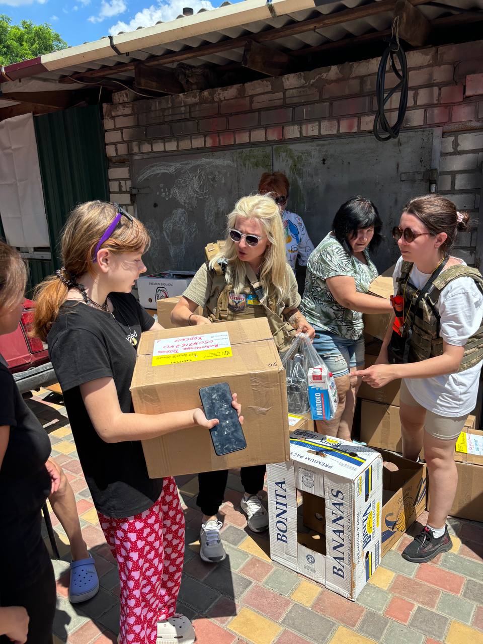 Волонтер Тетяна Люлька: На власні очі бачила, як батьки по підвалах ховають дітей від евакуації