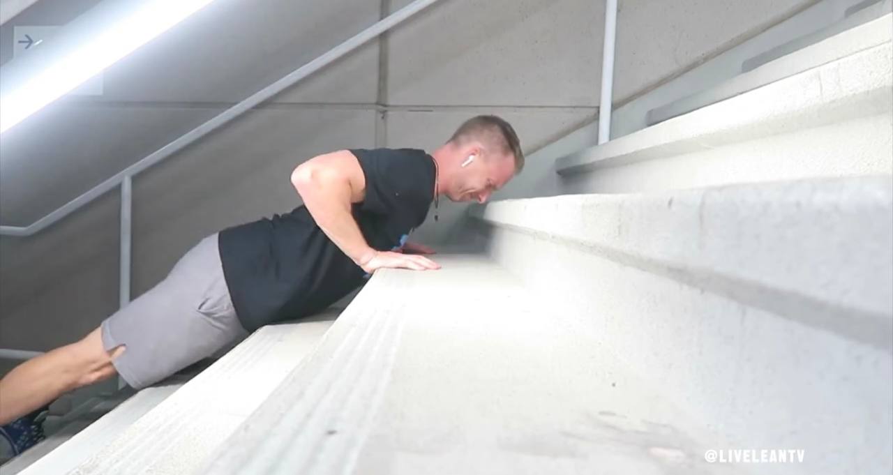 5 упражнений на лестнице для стройных бедер, упругих ягодиц и сжигания калорий