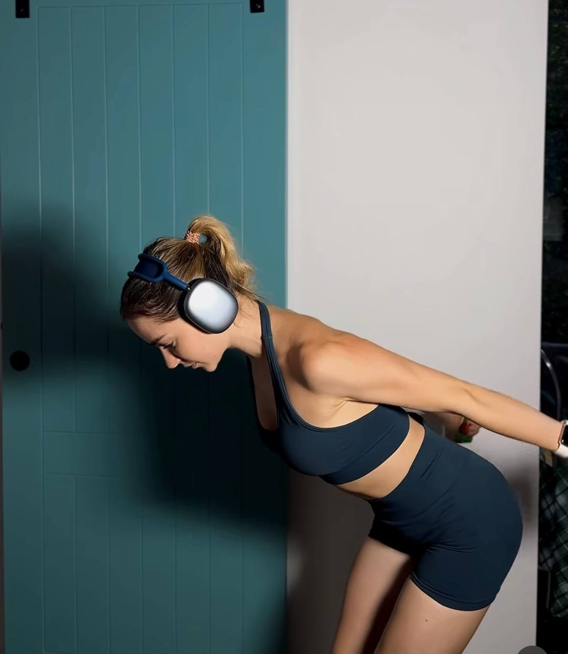 Тренер назвала 4 вправи, які допоможуть &quot;підтягнути&quot; руки та позбутися дряблості