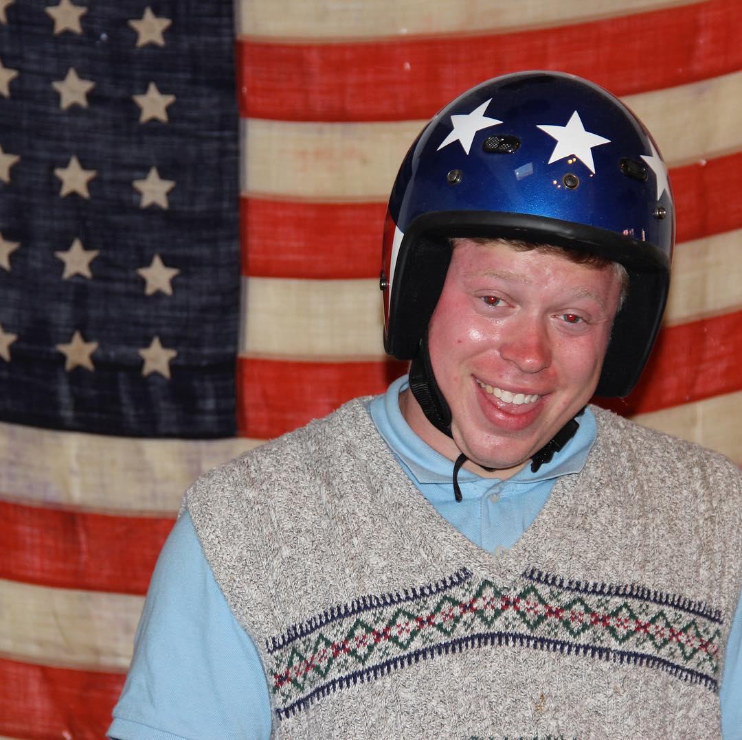 Как сейчас выглядит звезда интернет-мема &quot;Браяну не везет&quot;, чье фото было повсюду