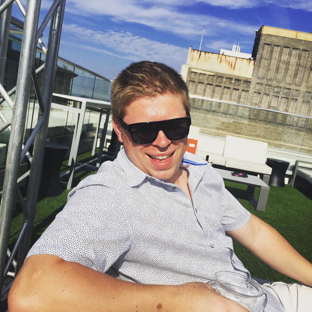 Как сейчас выглядит звезда интернет-мема &quot;Браяну не везет&quot;, чье фото было повсюду