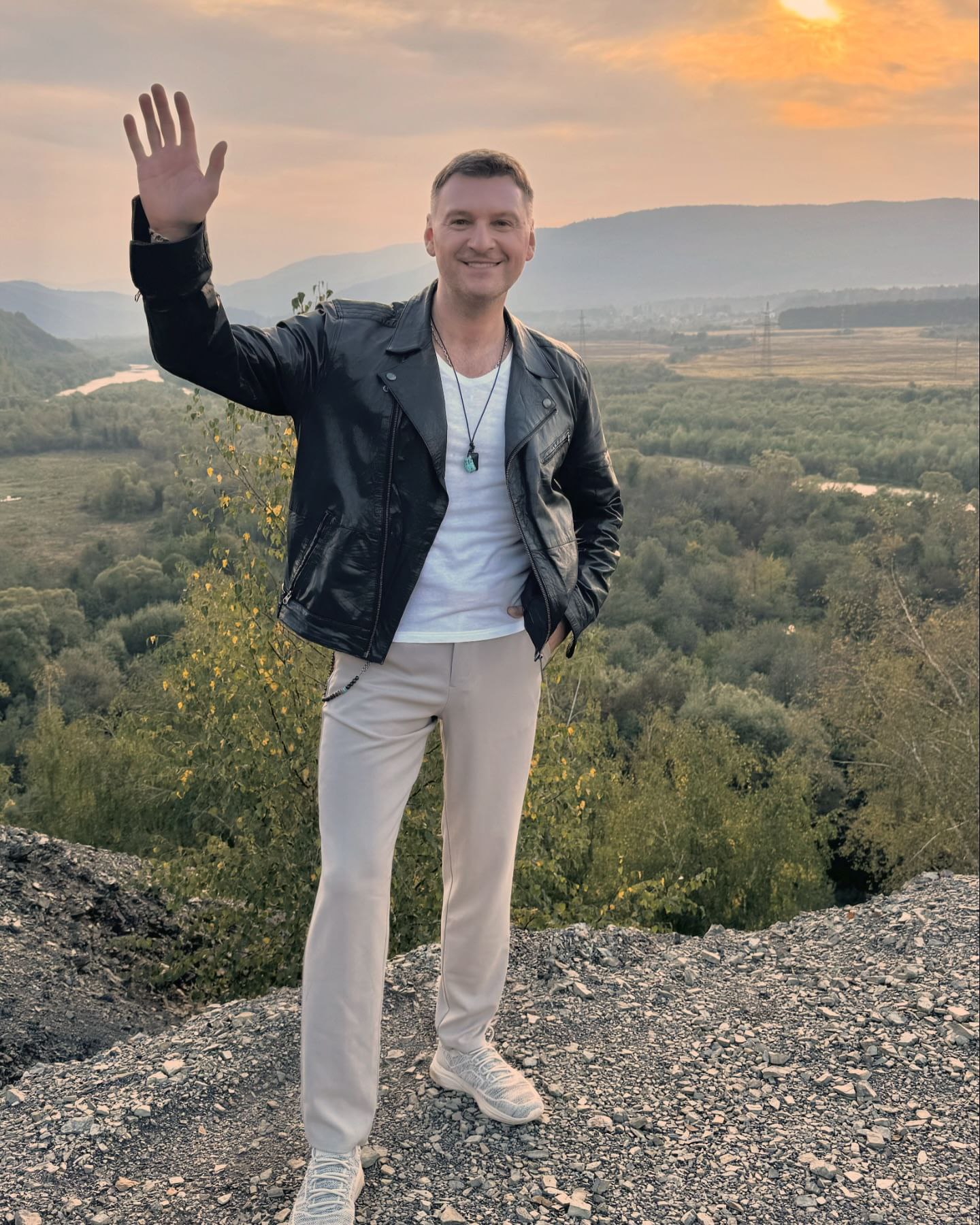 Як виглядає співак-волонтер Андрій Заліско, який разом з Юліком дає благодійні концерти за кордоном