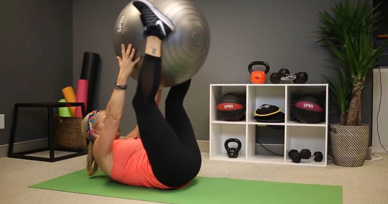 5 вправ з м'ячем для схуднення та покращення всього тіла