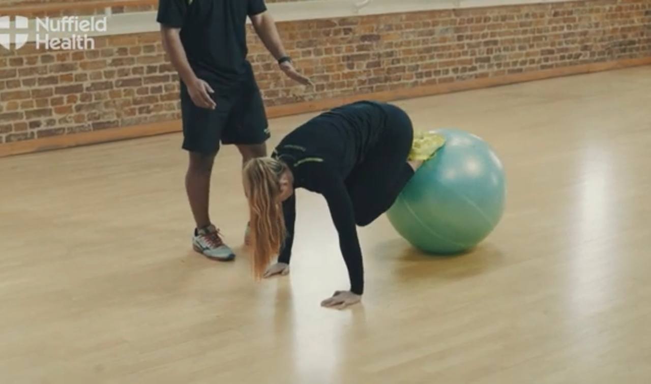 5 вправ з м'ячем для схуднення та покращення всього тіла