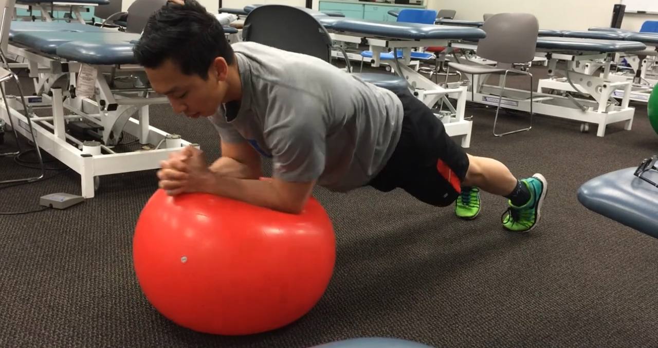 5 вправ з м'ячем для схуднення та покращення всього тіла