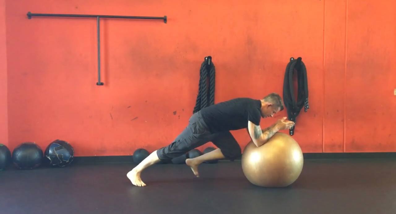 5 вправ з м'ячем для схуднення та покращення всього тіла