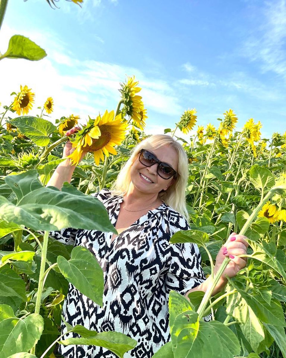 Ротару показала редкое фото со взрослыми внучками