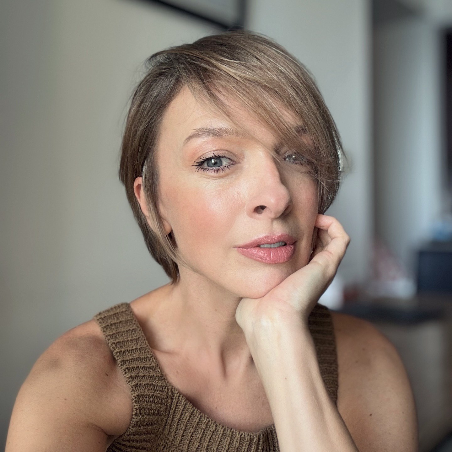 Жігіттердің бетінде отырған қыздардың суреттері Кеуделері бар сексуалды қыздар