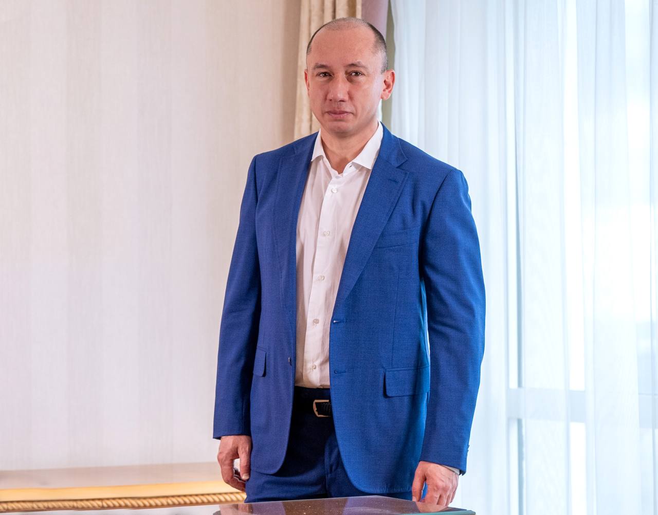 Денис ПарамоновПарамонов Денис Юсупович – бізнесмен, власник компанії SMK Group, член Української ради бізнесу, благодійник.