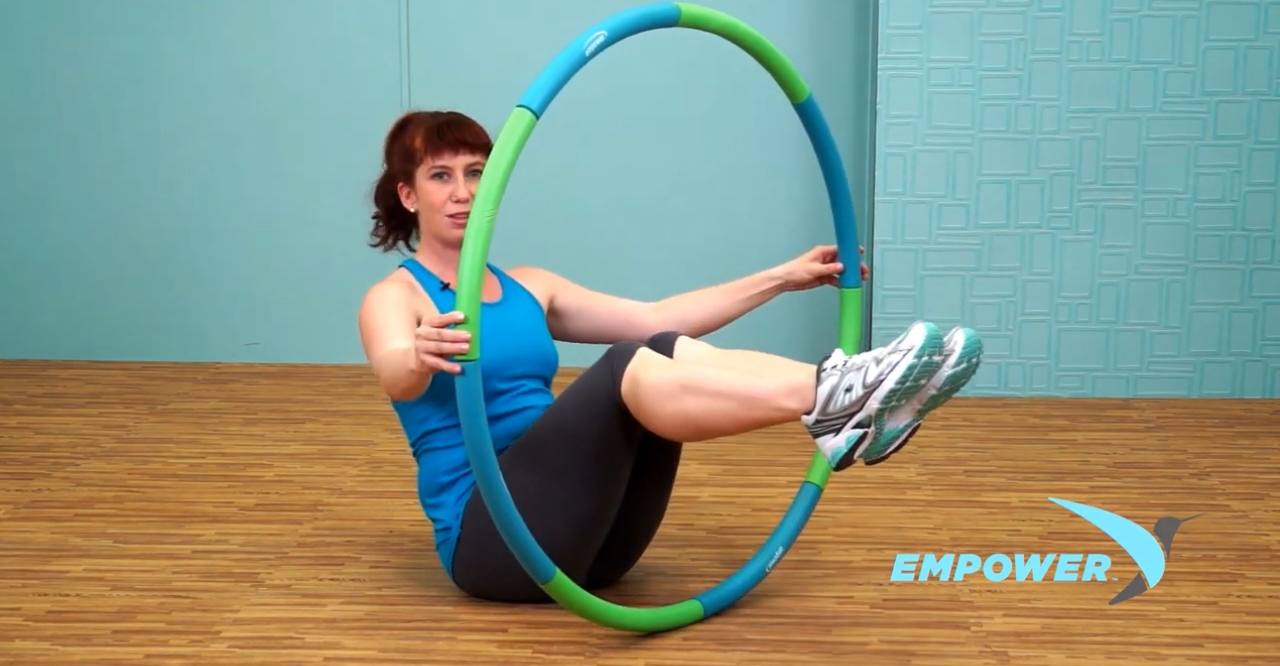 Три вправи з обручем, які допоможуть схуднути в талії