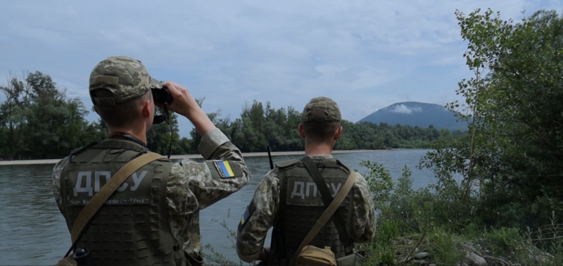 Заплив в один кінець. Як чоловіки штурмують Тису та чим це небезпечно
