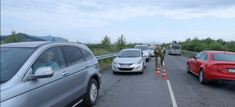 Заплив в один кінець. Як чоловіки штурмують Тису та чим це небезпечно