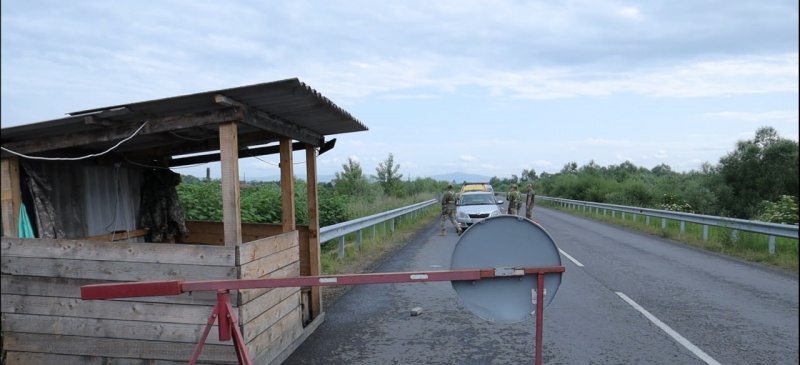 Заплив в один кінець. Як чоловіки штурмують Тису та чим це небезпечно