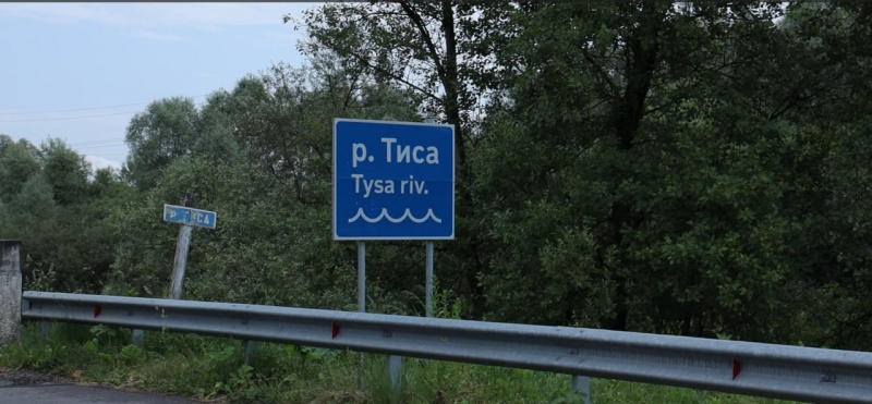 Заплив в один кінець. Як чоловіки штурмують Тису та чим це небезпечно