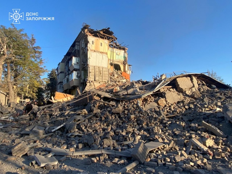 Удар по Запоріжжю: чотири людини загинуло, кількість поранених зросла (ФОТО) Удар по Запоріжжю: чотири людини загинуло, кількість поранених зросла (ФОТО)